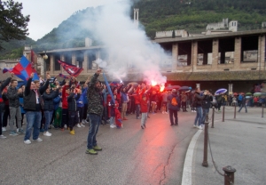 Tifosi aspettano l'arrivo della squadra in piazza Quaranta Martiri