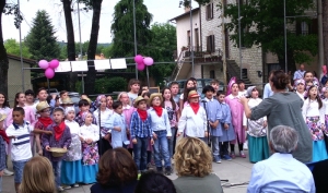 Il coro dei bambini della scuola di Mocaiana