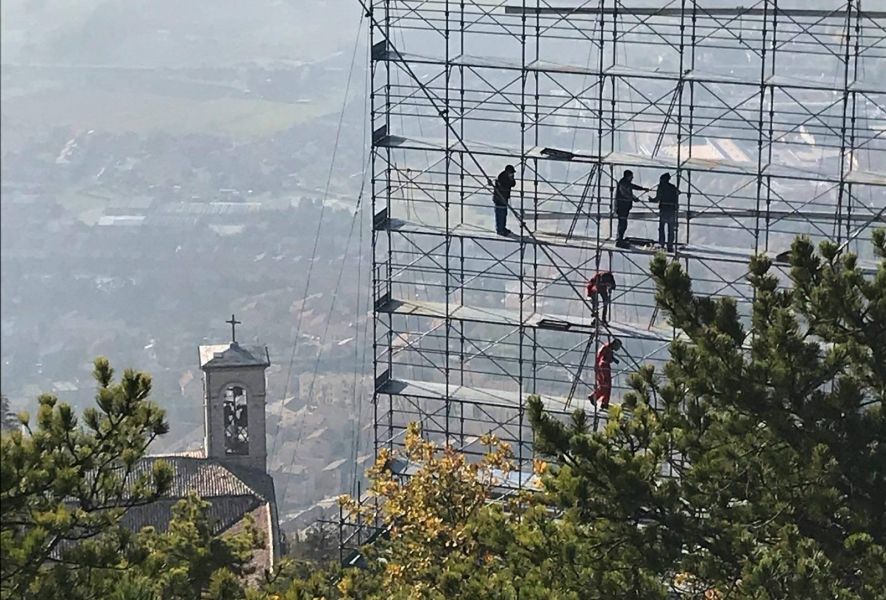 Citta Della Speranza Regali Di Natale.Iniziati I Lavori Per L Albero Di Natale Piu Grande Del Mondo Una Luce Di Speranza In Un Momento Cosi Difficile