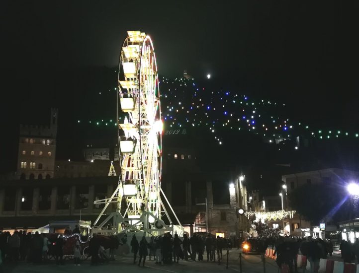 Albero Di Natale Gubbio 2019.Turismo A Gubbio Migliaia Di Persone In Citta Per L Accensione Dell Albero Di Natale E La Festa Dell Immacolata