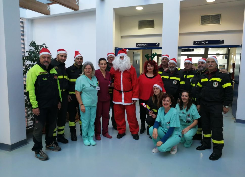 Visita Babbo Natale.Babbo Natale E I Vigili Del Fuoco Di Gubbio In Visita Ai Reparti Dell Ospedale Di Branca Doni E Tanta Gioia