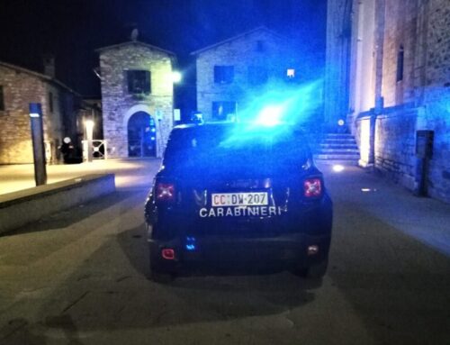 I Carabinieri denunciano due stranieri di 53 e 56 anni per il furto di 24 capi di cashmere in un negozio di Gubbio
