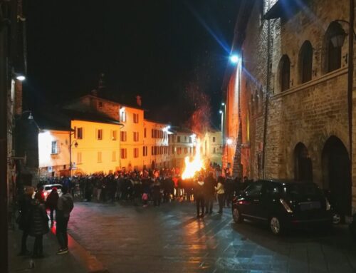 Università dei Falegnami: a Gubbio gli storici “Focaroni” di San Giuseppe nei Quartieri della città