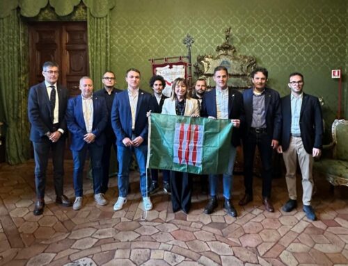 La Presidente Tesei dona al Gruppo Sbandieratori la bandiera raffigurante lo stemma della Regione