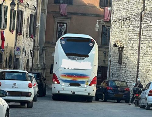 Bus turistico bloccato all’inizio di Corso Garibaldi. Incidente in via del Teatro Romano tra auto e scooter