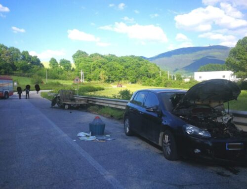 Strada per Fossato di Vico. Incidente tra un’auto e un’ape che si è incendiato: 60enne in Elisoccorso a Perugia
