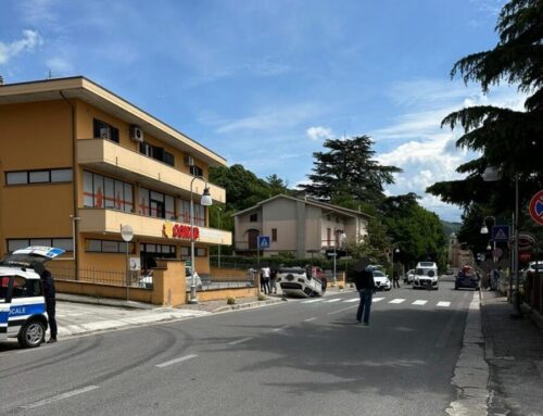 Incidente tra due veicoli a Sigillo: un Suv si è rovesciato in via Matteotti. Ragazza 14enne in Ospedale