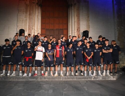 In Piazza San Giovanni 115 anni di storia rossoblù. Di Carlo: “Mi sento uno di voi. Serve uno spogliatoio di ferro”