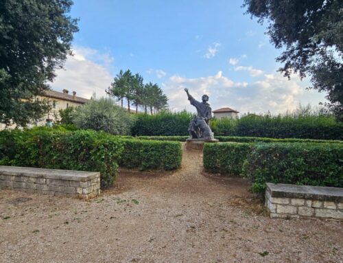A Gubbio riqualificata l’area verde con la statua di San Francesco e il Lupo. Fu inaugurata nel 1997