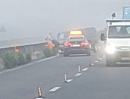 Un furgone sbanda nella nebbia e finisce contro il muro spartitraffico della SS 318 allo svincolo per Gubbio